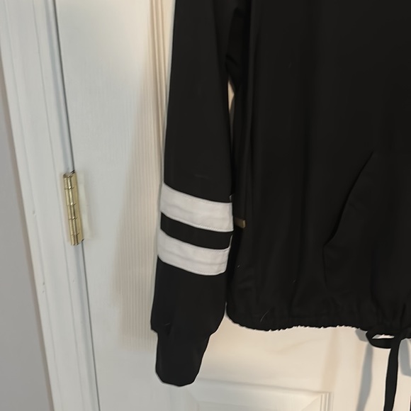 no boundaries black hoodie with detail at neck and white stripes on sleeves - Picture 5 of 13